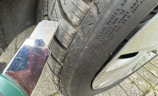 Mit einem Cuttermesser wurde schon mal der Reifen eines Politikers im Kreis Höxter zerstört. - Ralf T. Mischer Mit einem Cuttermesser wurde schon mal der Reifen eines Politikers im Kreis Höxter zerstört. - Ralf T. Mischer