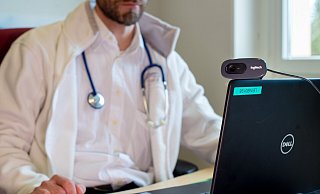 Ein Hausarzt spricht während einer Videosprechstunde in seiner Praxis mit einer Patientin. - picture alliance/dpa/dpa-Zentralbild Ein Hausarzt spricht während einer Videosprechstunde in seiner Praxis mit einer Patientin. - picture alliance/dpa/dpa-Zentralbild