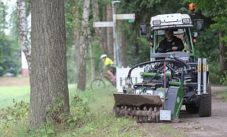 Vorarbeiten: Christoph Döldissen von der Firma DR Wegebau aus Verl saniert den geschotterten Weg durch den Siel. - Ulf Hanke Vorarbeiten: Christoph Döldissen von der Firma DR Wegebau aus Verl saniert den geschotterten Weg durch den Siel. - Ulf Hanke