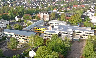 Dicht beieinander oder doch weit entfernt? Die Realschule (l.) und die Sekundarschule (ehemals Hauptschule am Bielenberg) im Schulzentrum Höxter. - Thomas Kube Dicht beieinander oder doch weit entfernt? Die Realschule (l.) und die Sekundarschule (ehemals Hauptschule am Bielenberg) im Schulzentrum Höxter. - Thomas Kube