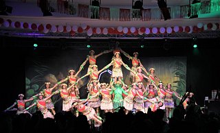 Da reichte die Bühne fast nicht aus: Die Tänzerinnen der Showtanzgruppe "Diwo" nahmen mit ihrer sehenswerten Performance nicht nur die Bühne, sondern auch die Aufmerksamkeit und Euphorie des Publikums ein. - Madita Schellenberg Da reichte die Bühne fast nicht aus: Die Tänzerinnen der Showtanzgruppe "Diwo" nahmen mit ihrer sehenswerten Performance nicht nur die Bühne, sondern auch die Aufmerksamkeit und Euphorie des Publikums ein. - Madita Schellenberg
