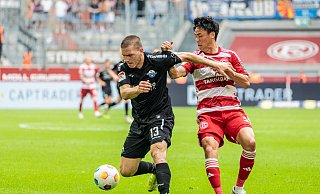 SCP-Joker Robert Leipertz im Duell gegen den Düsseldorfer Takashi Uchino. - picture alliance SCP-Joker Robert Leipertz im Duell gegen den Düsseldorfer Takashi Uchino. - picture alliance