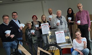 Präsentieren die Preise: Fritz Althoff (v.l.), Lars Knappe, Elektra Brakensiek, Jessica Leunißen, Celine Kucharewa, Jens Kosmiky, Detlef Schultz, Sandra Wörmann, Olaf Schierholz und Sabine Diestelhorst. - Jan-Henrik Gerdener Präsentieren die Preise: Fritz Althoff (v.l.), Lars Knappe, Elektra Brakensiek, Jessica Leunißen, Celine Kucharewa, Jens Kosmiky, Detlef Schultz, Sandra Wörmann, Olaf Schierholz und Sabine Diestelhorst. - Jan-Henrik Gerdener