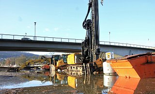 Bagger, Planierraupe und Bohrer waren unter der Brücke geparkt und bekamen nasse Ketten. - David Schellenberg Bagger, Planierraupe und Bohrer waren unter der Brücke geparkt und bekamen nasse Ketten. - David Schellenberg