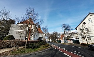 Rechts hinter dem Bauzaun könnte ein Gebäude mit Unterrichtsräumen entstehen, das über die Marktstraße hinweg über eine Brücke mit dem Schulgebäude verbunden ist. Die Idee soll jetzt in einer Machbarkeitsstudie berücksichtigt werden. Foto: Gerald Dunkel - Gerald Dunkel Rechts hinter dem Bauzaun könnte ein Gebäude mit Unterrichtsräumen entstehen, das über die Marktstraße hinweg über eine Brücke mit dem Schulgebäude verbunden ist. Die Idee soll jetzt in einer Machbarkeitsstudie berücksichtigt werden. Foto: Gerald Dunkel - Gerald Dunkel