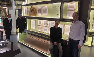 Drei Jahre nach der Entschärfung der britischen Fliegerbombe liegt diese nun als Leihgabe vom Land NRW im Paderborner Stadtmuseum (v. l.): Bürgermeister Michael Dreier, Udo Olschweski, Amtsleiter Ordnungsamt Paderborn, Andreas Neuwöhner, Kulturamt Paderborn, und Christoph-Gockel, Amtsleiter Kulturamt Paderborn. - Stadt Paderborn Drei Jahre nach der Entschärfung der britischen Fliegerbombe liegt diese nun als Leihgabe vom Land NRW im Paderborner Stadtmuseum (v. l.): Bürgermeister Michael Dreier, Udo Olschweski, Amtsleiter Ordnungsamt Paderborn, Andreas Neuwöhner, Kulturamt Paderborn, und Christoph-Gockel, Amtsleiter Kulturamt Paderborn. - Stadt Paderborn