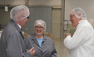 GPD-Geschäftsführer Henning Diedrich (links) und Betriebsleiterin Bärbel Wetenkamp erläutern Ministerpräsident Stephan Weil die Produktion der innovativen Pizzakartons. - Dirk Neumann GPD-Geschäftsführer Henning Diedrich (links) und Betriebsleiterin Bärbel Wetenkamp erläutern Ministerpräsident Stephan Weil die Produktion der innovativen Pizzakartons. - Dirk Neumann