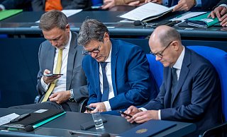 Finanzminister Christian Lindner (FDP, v.l.), Robert Habeck (Bündnis 90/Die Grünen), Bundesminister für Wirtschaft und Klimaschutz, und Bundeskanzler Olaf Scholz (SPD) sitzen auf der Regierungsbank im Bundestag. - Michael Kappeler Finanzminister Christian Lindner (FDP, v.l.), Robert Habeck (Bündnis 90/Die Grünen), Bundesminister für Wirtschaft und Klimaschutz, und Bundeskanzler Olaf Scholz (SPD) sitzen auf der Regierungsbank im Bundestag. - Michael Kappeler