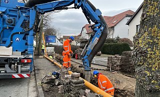 Mitarbeiter von Westfalen Weser bei der Lokalisierung des Gaslecks an der Bahnhofstraße. Es sind aufwendigere Reparaturarbeiten notwendig. - Jennifer Retslav Mitarbeiter von Westfalen Weser bei der Lokalisierung des Gaslecks an der Bahnhofstraße. Es sind aufwendigere Reparaturarbeiten notwendig. - Jennifer Retslav