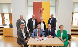 Der Kaufvertrag ist im Beisein von (vorne, v. l.) Kämmerer Markus Tempelmann, Bürgermeister Michael Dreier, Jochen Altrogge (Leiter Verkauf Nordrhein-Westfalen bei der Bima) und Silvia Auffahrt (Abteilungsleiterin Verkauf Nordrhein-Westfalen bei der Bima) sowie (hinten, v. l.) Christian Kleinschnittger, Boris Blume (beide städtisches Amt für Liegenschaften und Wohnungswesen), Claudia Warnecke (Technische Beigeordnete) und Lars-Christian Lange (Konversionsbeauftragter) unterschrieben worden. - Stadt Paderborn/Lea Giesen Der Kaufvertrag ist im Beisein von (vorne, v. l.) Kämmerer Markus Tempelmann, Bürgermeister Michael Dreier, Jochen Altrogge (Leiter Verkauf Nordrhein-Westfalen bei der Bima) und Silvia Auffahrt (Abteilungsleiterin Verkauf Nordrhein-Westfalen bei der Bima) sowie (hinten, v. l.) Christian Kleinschnittger, Boris Blume (beide städtisches Amt für Liegenschaften und Wohnungswesen), Claudia Warnecke (Technische Beigeordnete) und Lars-Christian Lange (Konversionsbeauftragter) unterschrieben worden. - Stadt Paderborn/Lea Giesen
