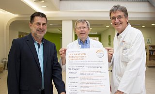 Hans-Jürgen Nolte von der AOK Nord-West (l.) und die Organisatoren Ekkehart Thießen und Eckhard Sorges (v. l.) präsentieren das Programm. - KHWE Hans-Jürgen Nolte von der AOK Nord-West (l.) und die Organisatoren Ekkehart Thießen und Eckhard Sorges (v. l.) präsentieren das Programm. - KHWE