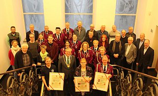 Insgesamt drei Vereine freuen sich im historischen Rathaus Paderborn über den Heimatpreis. Auch die finanzielle Unterstützung ist für die Mitglieder nach den Pandemie-Jahren dringend nötig. - Moritz Jülich Insgesamt drei Vereine freuen sich im historischen Rathaus Paderborn über den Heimatpreis. Auch die finanzielle Unterstützung ist für die Mitglieder nach den Pandemie-Jahren dringend nötig. - Moritz Jülich