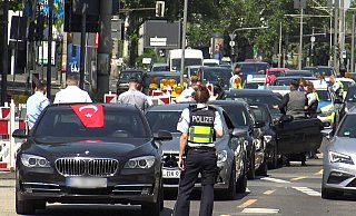 Hochzeitskorsos sorgen immer wieder für Polizeieinsätze, wie hier in Köln. - (Symbolbild): picture alliance/dpa Hochzeitskorsos sorgen immer wieder für Polizeieinsätze, wie hier in Köln. - (Symbolbild): picture alliance/dpa