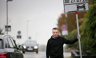 An der Bindingstraße stehen alle 20 bis 30 Meter mobile Halteverbotsschilder. - Gerald Dunkel An der Bindingstraße stehen alle 20 bis 30 Meter mobile Halteverbotsschilder. - Gerald Dunkel