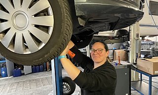 Auch mit dem Meistertitel in der Tasche macht sich die 34-Jährige gerne mal die Hände in der Werkstatt dreckig. - Carola Drabon Auch mit dem Meistertitel in der Tasche macht sich die 34-Jährige gerne mal die Hände in der Werkstatt dreckig. - Carola Drabon