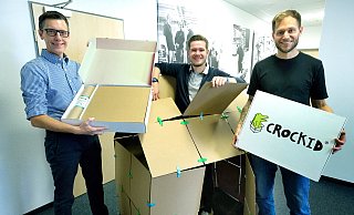 Dirk Krupke (von links), Jacob Thomas und Jens Mikus präsentieren ein Haus, das sie aus ihrem Crockid-Starter-Set zusammengesetzt haben. - Andreas Frücht Dirk Krupke (von links), Jacob Thomas und Jens Mikus präsentieren ein Haus, das sie aus ihrem Crockid-Starter-Set zusammengesetzt haben. - Andreas Frücht