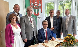 Carsten Linnemann (sitzend), gerade erst von Friedrich Merz zum CDU-Generalsekretär befördert, trägt sich in das Goldene Buch der Stadt Brakel ein. - Ralf T. Mischer Carsten Linnemann (sitzend), gerade erst von Friedrich Merz zum CDU-Generalsekretär befördert, trägt sich in das Goldene Buch der Stadt Brakel ein. - Ralf T. Mischer