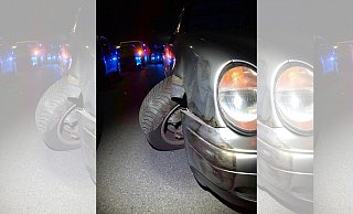 Sachschaden am Mercedes: Das rechte Vorderrad befindet sich in arger Schieflage. - Polizei Bielefeld Sachschaden am Mercedes: Das rechte Vorderrad befindet sich in arger Schieflage. - Polizei Bielefeld