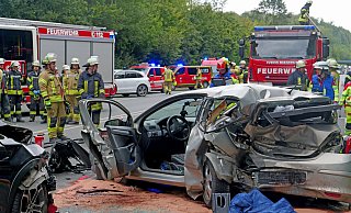 Bei einem Auffahrunfall auf der Landstraße 776 (Autobahnzubringer) in Fahrtrichtung Büren sind am Montagnachmittag drei Männer verletzt worden. - Ralph Meyer Bei einem Auffahrunfall auf der Landstraße 776 (Autobahnzubringer) in Fahrtrichtung Büren sind am Montagnachmittag drei Männer verletzt worden. - Ralph Meyer