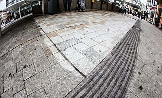 Deutlicher Kontrast auf dem Jahnplatz: Die helle Fläche ist mit Hochdruck gereinigt, die dunkle nicht. - Mike-Dennis Mller / www.mdm.photo Deutlicher Kontrast auf dem Jahnplatz: Die helle Fläche ist mit Hochdruck gereinigt, die dunkle nicht. - Mike-Dennis Mller / www.mdm.photo
