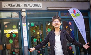 Hellwach, begeistert, engagiert - so kennt jeder die Leiterin der Realschule Brackwede, Annette Bondzio-Abbit , die am Freitag ihre offizielle Verabschiedung gefeiert hat. Den dunklen Generalschlüssel der Schule (links) gibt sie allerdings erst an ihrem letzten Tag, Anfang 2023, aus der Hand. - Mike-Dennis Mller / www.mdm.photo Hellwach, begeistert, engagiert - so kennt jeder die Leiterin der Realschule Brackwede, Annette Bondzio-Abbit , die am Freitag ihre offizielle Verabschiedung gefeiert hat. Den dunklen Generalschlüssel der Schule (links) gibt sie allerdings erst an ihrem letzten Tag, Anfang 2023, aus der Hand. - Mike-Dennis Mller / www.mdm.photo