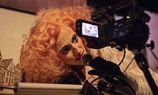 Multitasker: Die Darsteller, hier Brit Dehler als Elisabeth, sind in der „Frankenstein"-Adaption multimedial im Einsatz. - Philipp Ottendoerfer Multitasker: Die Darsteller, hier Brit Dehler als Elisabeth, sind in der „Frankenstein"-Adaption multimedial im Einsatz. - Philipp Ottendoerfer