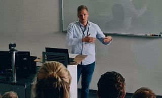 Das Lehren und Erklären gehört für Fynn Bergmann heute so zum Leben wie in Theesen das Training. - privat Das Lehren und Erklären gehört für Fynn Bergmann heute so zum Leben wie in Theesen das Training. - privat