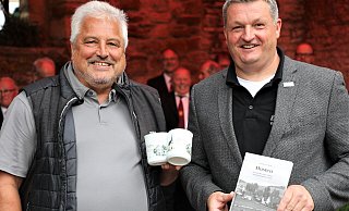 Hustens Ortsvorsteher Klaus Hamers (l.) überreicht Gastgeschenke an seinen Niesener Kollegen Markus Hagemann. - Simone Flörke Hustens Ortsvorsteher Klaus Hamers (l.) überreicht Gastgeschenke an seinen Niesener Kollegen Markus Hagemann. - Simone Flörke