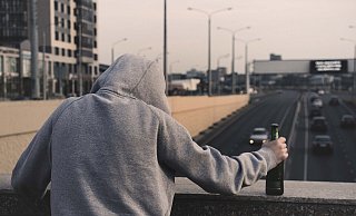 Der Mann schaute zuvor zu tief ins Glas. - Symbolfoto: Pixabay Der Mann schaute zuvor zu tief ins Glas. - Symbolfoto: Pixabay