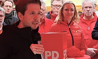 Kevin Kühnert (l.) und Nora Wieners (Mitte) am Wahlkampfstand der SPD auf dem Höxteraner Marktplatz. - Simone Flörke Kevin Kühnert (l.) und Nora Wieners (Mitte) am Wahlkampfstand der SPD auf dem Höxteraner Marktplatz. - Simone Flörke