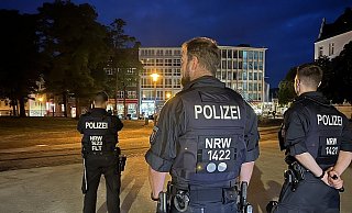 Wie schon Anfang Juli kontrollierten die Beamten an "neuralgischen Orte" in der Bielefelder City, darunter den Bereich um die sogenannte "Tüte" am Hauptbahnhof. - Paul Brinkmann (Symbolbild) Wie schon Anfang Juli kontrollierten die Beamten an "neuralgischen Orte" in der Bielefelder City, darunter den Bereich um die sogenannte "Tüte" am Hauptbahnhof. - Paul Brinkmann (Symbolbild)