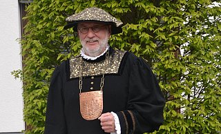 Vorsitzender Klaus Stalze stand auch selbst schon als Darsteller auf der Bühne - wie hier als Bürgermeister Arnold von Rhoden. - NW-Archiv Vorsitzender Klaus Stalze stand auch selbst schon als Darsteller auf der Bühne - wie hier als Bürgermeister Arnold von Rhoden. - NW-Archiv