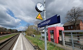 Nördlich des Bahnhaltepunktes in Sennelager und der Straße "Alte Waage" gibt es noch Freiflächen, die sich für eine Gewerbegebiet eignen könnten. - Hans-Hermann Igges Nördlich des Bahnhaltepunktes in Sennelager und der Straße "Alte Waage" gibt es noch Freiflächen, die sich für eine Gewerbegebiet eignen könnten. - Hans-Hermann Igges