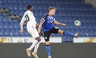 Defensivspezialist Leon Schneider (r.) hat seinen Vertrag bei Arminia Bielefeld vorzeitig verlängert. - Oliver Krato Defensivspezialist Leon Schneider (r.) hat seinen Vertrag bei Arminia Bielefeld vorzeitig verlängert. - Oliver Krato