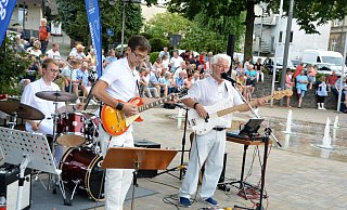 Gemeinsam mit Gitarrist Lutz Ebmeyer und Schlagzeuger Adrian Meise hat David Clarke (r.) das letzte Konzert in der musikalischen Reihe auf dem Rathausplatz übernommen, der noch einmal gut gefüllt war. - Karin Prignitz Gemeinsam mit Gitarrist Lutz Ebmeyer und Schlagzeuger Adrian Meise hat David Clarke (r.) das letzte Konzert in der musikalischen Reihe auf dem Rathausplatz übernommen, der noch einmal gut gefüllt war. - Karin Prignitz