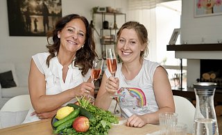 Erfüllen sich einen Traum: Vesna Liegmann (links) und Gina Alberts treten bei der Vox-Sendung Das perfekte Dinner" in Bielefeld an. - Peter Unger Erfüllen sich einen Traum: Vesna Liegmann (links) und Gina Alberts treten bei der Vox-Sendung Das perfekte Dinner" in Bielefeld an. - Peter Unger