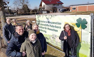 Hier sollen Arbeitsplätze entstehen: Markus und Hilke Robrecht mit Sohn Justus (vorne) sowie Viktor Engelke (v.l.), Nadine Kröger, Ursula Stienen (Lebenshilfe) und Politikerin Norika Creuzmann vor der Baustelle am Biohof. - Birger Berbüsse Hier sollen Arbeitsplätze entstehen: Markus und Hilke Robrecht mit Sohn Justus (vorne) sowie Viktor Engelke (v.l.), Nadine Kröger, Ursula Stienen (Lebenshilfe) und Politikerin Norika Creuzmann vor der Baustelle am Biohof. - Birger Berbüsse