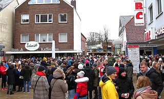 Rund um "Meyers Skihütte" hatte sich eine große Menschentraube gebildet, die bis zum Mittag stetig wuchs. - Ilka Gülker Rund um "Meyers Skihütte" hatte sich eine große Menschentraube gebildet, die bis zum Mittag stetig wuchs. - Ilka Gülker