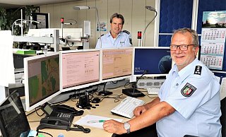 In der Leitstelle der Polizei Höxter gehen die Notrufe aus dem gesamten Kreisgebiet ein: Uwe Scherding, Erster Polizeihauptkommissar (l.), Leiter der Leitstelle, und Johannes Thonemann, Erster Polizeihauptkommissar, Dienstgruppenleiter Leitstelle. - Polizei Höxter In der Leitstelle der Polizei Höxter gehen die Notrufe aus dem gesamten Kreisgebiet ein: Uwe Scherding, Erster Polizeihauptkommissar (l.), Leiter der Leitstelle, und Johannes Thonemann, Erster Polizeihauptkommissar, Dienstgruppenleiter Leitstelle. - Polizei Höxter