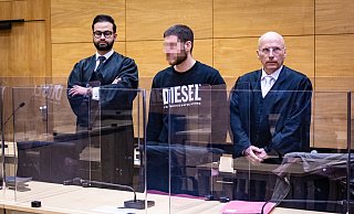 Der 29-jährige Sinan K. muss für 13 Jahre in Haft. Seine Verteidiger Ali Mojab (l.) und Holger Rostek hoffen, mit ihrer Revision ein geringeres Strafmaß zu erreichen. - NW Der 29-jährige Sinan K. muss für 13 Jahre in Haft. Seine Verteidiger Ali Mojab (l.) und Holger Rostek hoffen, mit ihrer Revision ein geringeres Strafmaß zu erreichen. - NW