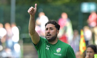 Trainer Julian Hesse hat bereits am drittletzten Spieltag mit seinem FC Gütersloh den Klassenerhalt in der Fußball-Regionalliga geschafft. Trainer Julian Hesse hat bereits am drittletzten Spieltag mit seinem FC Gütersloh den Klassenerhalt in der Fußball-Regionalliga geschafft.