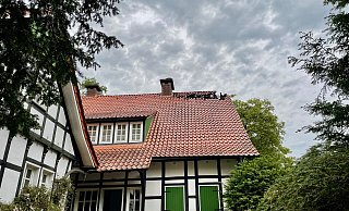 In ein Haus in Oberbauerschaft schlug der Blitz ein. Dadurch geriet der Dachstuhl in Brand. Foto: Feuerwehr Hüllhorst - Feuerwehr Hüllhorst In ein Haus in Oberbauerschaft schlug der Blitz ein. Dadurch geriet der Dachstuhl in Brand. Foto: Feuerwehr Hüllhorst - Feuerwehr Hüllhorst