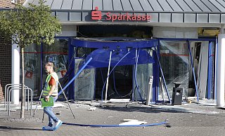 Die Täter können unerkannt fliehen und hinterlassen ein Trümmerfeld in der Verler Filiale der Kreissparkasse im Kreis Gütersloh. Am Donnerstag öffnet die Bank wieder - aber nur eingeschränkt. - Thoering33161 Hoevelhof Die Täter können unerkannt fliehen und hinterlassen ein Trümmerfeld in der Verler Filiale der Kreissparkasse im Kreis Gütersloh. Am Donnerstag öffnet die Bank wieder - aber nur eingeschränkt. - Thoering33161 Hoevelhof