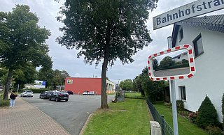 Neben dem Parkplatz der Grundschule Obernbeck wurde ein Spiegel angebracht. Er soll den Bussen die Einfahrt auf das Gelände erleichtern. - Dirk Windmöller Neben dem Parkplatz der Grundschule Obernbeck wurde ein Spiegel angebracht. Er soll den Bussen die Einfahrt auf das Gelände erleichtern. - Dirk Windmöller
