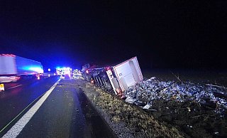 Die Bergung des verunglückten Lkw wurde von der Polizei abgesichert und dauerte bis zum späten Mittwochvormittag an. - Freiwillige Feuerwehr Borchen Die Bergung des verunglückten Lkw wurde von der Polizei abgesichert und dauerte bis zum späten Mittwochvormittag an. - Freiwillige Feuerwehr Borchen