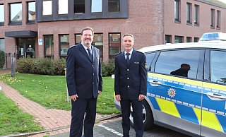 Der Abteilungsleiter Polizei, Polizeidirektor Christian Brenski (l.), begrüßt Alfred Menzel in Bad Driburg in seiner neuen Funktion. - Kreispolizeibehörde Höxter Der Abteilungsleiter Polizei, Polizeidirektor Christian Brenski (l.), begrüßt Alfred Menzel in Bad Driburg in seiner neuen Funktion. - Kreispolizeibehörde Höxter
