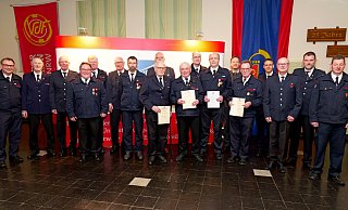 Sie halten der Feuerwehr zum Teil seit vielen Jahrzehnten die Treue. Dafür wurden sie mit Auszeichnungen des Landes, des Verbandes der Feuerwehren und der Gemeinde ausgezeichnet. Die Ehrenzeichen überreichten Wehrführer Rainer Hartmann (l.) , sein Stellverteter Markus Knoke (r.) sowie (hinten, v. l.) Ortsvorsteher Hermann Striewe, Vize-Wehrführer Sven Stratemann, Bürgermeister Matthias Möllers und Kreisbrandmeister Stephan Reckhaus. - Ralph Meyer Sie halten der Feuerwehr zum Teil seit vielen Jahrzehnten die Treue. Dafür wurden sie mit Auszeichnungen des Landes, des Verbandes der Feuerwehren und der Gemeinde ausgezeichnet. Die Ehrenzeichen überreichten Wehrführer Rainer Hartmann (l.) , sein Stellverteter Markus Knoke (r.) sowie (hinten, v. l.) Ortsvorsteher Hermann Striewe, Vize-Wehrführer Sven Stratemann, Bürgermeister Matthias Möllers und Kreisbrandmeister Stephan Reckhaus. - Ralph Meyer