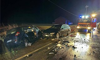 Ein Trümmerfeld bot sich den Einsatz- und Rettungskräften auf der Straße. - FFW Warburg Ein Trümmerfeld bot sich den Einsatz- und Rettungskräften auf der Straße. - FFW Warburg