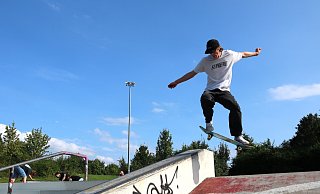 Skater Maarten Küsel führt auf dem Skate-Gelände am Goldgrund einige Tricks vor. - Henrike Buschmann Skater Maarten Küsel führt auf dem Skate-Gelände am Goldgrund einige Tricks vor. - Henrike Buschmann
