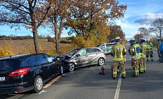 Auf der B 7 kollidierten zwei Fahrzeuge auf gerader Strecke zwischen Ossendorf und Warburg. - Simone Flörke Auf der B 7 kollidierten zwei Fahrzeuge auf gerader Strecke zwischen Ossendorf und Warburg. - Simone Flörke